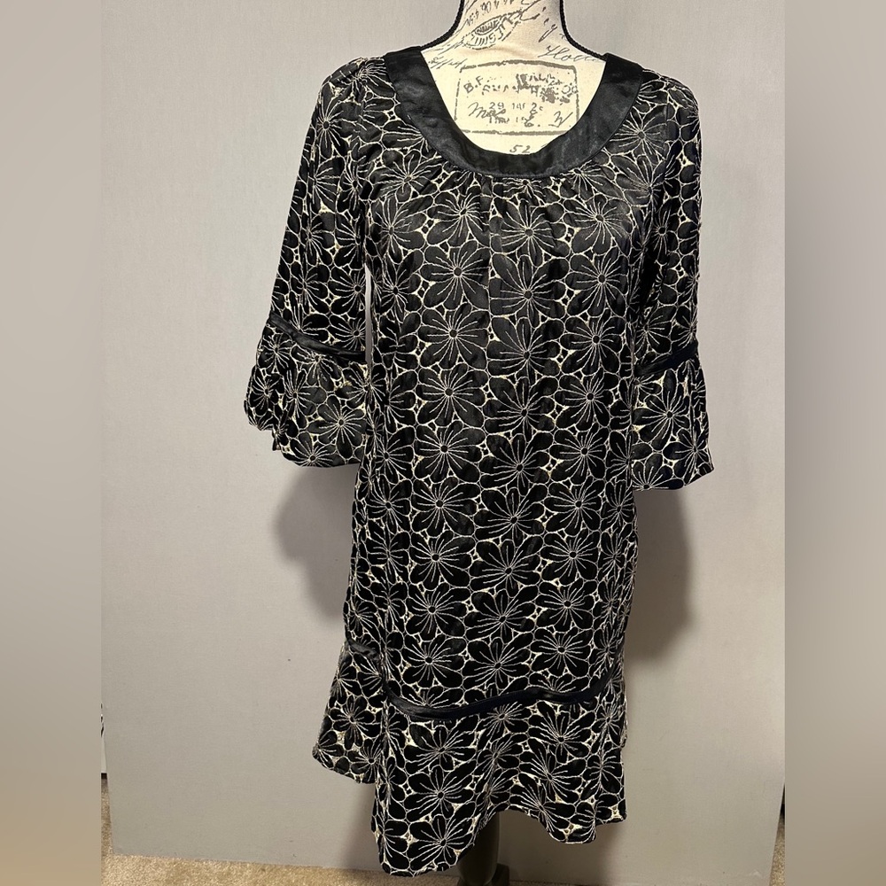 Betsey Johnson Black Dress with Cream Floral Design. Size 6. Good cond.
